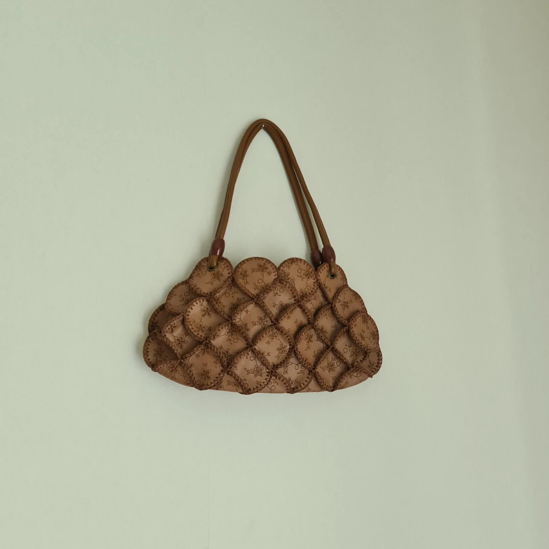 Läderväska med blommönster