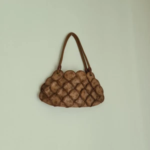 Läderväska med blommönster - Vet inte vart väskan kommer ifrån men den är i gott skick och har inga märkvärda defekter. Har använts ett fåtal gånger.