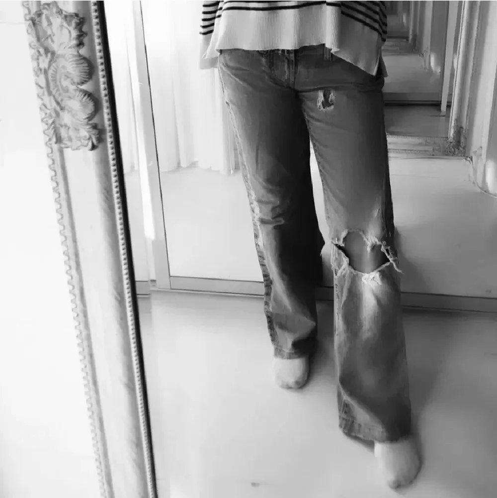 Asballa ljusblå jeans med slitningar & låg midja. Som referens är jag 160 centimeter. Skriv pm vid fler bilder, mått, frågor eller intresse!! 🤍👖✨ . Jeans & Byxor.
