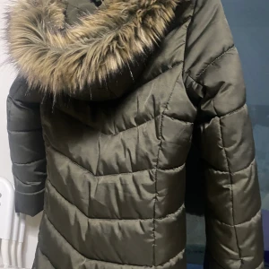 HM barn jacka  - Barn Jacka från hm aldrig använd