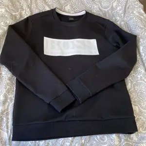 Svart tröja från Hugo boss, köptes online från johnells hemsida, storlek L herr. Knappt använd, bara hängt i garderoben, KATT FINNS I HEMMET! Gratis frakt