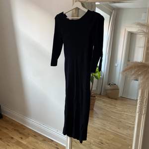 Ribbad svart klänning med öppen rygg