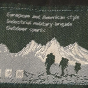 Parkas Herr vinter jacka, stl42 - Ny köpt för 899 kr, stl 42, men inte så himla stor. 2 st dragkedjor framsida brösten.  2 st hand fickor med knapp ovanpå. 2 st inner fickor, mjukt Teddy tyg, beige inuti, plus schysst luva till,  avtagbar med drag kedja. Päls längst fram på luvan. Kan ge mått, på längd och bröstomfång om så önskas. Nypris 899kr nu: 450 kr.  Finns i Hudiksvall. Kan tas med till vissa närliggande kommuner, annars står köparen för frakten. 