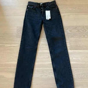 Zara jeans mid straight  - Intressekoll på dessa populära jeans från zara som är helt slutsålda, vill kolla intresset eftersom de var för små för mig:) storlek 34 och är som sagt i nyskick. Vid högt intresse blir det budgivning