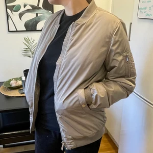 Bomberjacka  - En beige bomberjacka i lite tjockare modell 