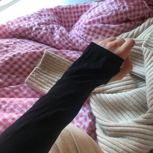 Svarta Armvärmare - Svarta armvärmare från shein, använda enstaka gång😊 Möts i slussen eller postas!