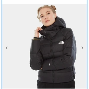 North Face jacka  - Jag säljer en north face jacka i storlek M för dam. Köpte den för 2500 på north face hemsida i höstas. Den är lite liten i storleken så skulle passa en S men även xs om man känner för lite overzised. Den har ett litet märke som man ser på sista bilden men vi sydde ihop det så det syns knappast. Säljer den för 1000kr!!!. 