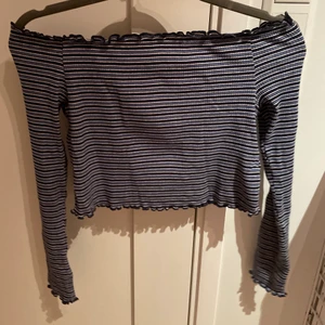 Blå långarmad tröja  - Söt blårandig långärmad t-shirt. Endast använd 1 gång. Är storlek m men passar s också. Skicka gärna om ni har frågor eller vill ha fler bilder. 💕