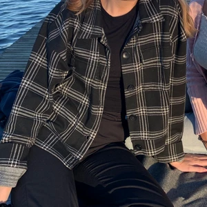 Skjortjacka - En rutig skjortjacka från Gina tricot. Stl L men fint oversized på mig som är 170 och 36a i kläder! Passar även större och mindre. Bra skick! Frakt tillkommer!