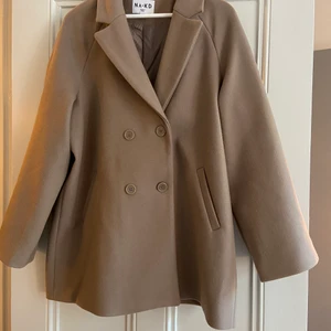 NA-KD x Moa Mattsson kappa, stl 38  - En kall tonad beige kappa från Moa Mattssons kollektion på NA-KD. En perfekt vårkappa som inte är överdrivet tjock. 🌸 Har använt den ca 10 ggr, så den är i gott skick. Säljer den för att jag redan har alldeles för mycket kappor... Köpte den helt ny för 1500kr och säljer den för 400kr. 
