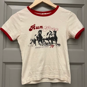 T-shirt från Urban Outfitters - Cool t-shirt från Urban Outfitters. Använd typ en gång, så som ny! !!!KOLLA MIN BIO INNAN NI SKRIVER T MIG!!!