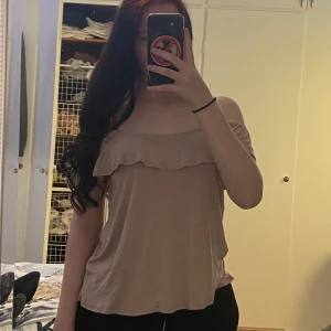 Tröja - Jätte gullig tröja, den har band som på ett linne, lent material och hur skön som helst, tyvärr för stor, fick den av en vän