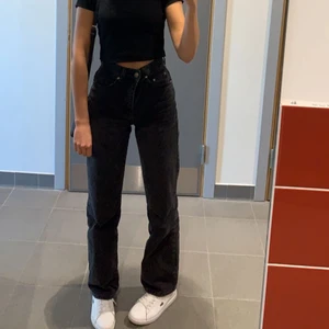 Svarta urtvättade jeans  - Säljer dessa skitsnygga grå/urtvättade svarta jeansen i 90-tals modell😍 de är i strl 34 (xs/s), köparen står för frakten! 
