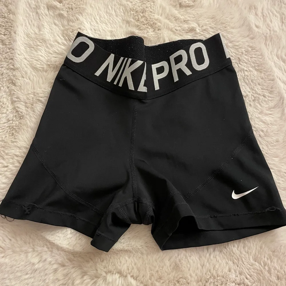 Hej! Jag hade tänkt och sälja mina Nike PRO shorts som jag har haft sedan 2020. Jag har använt dem några få gånger under 2020 men annars har dem inte kommit till så mycket användning. Jag säljer dem pga att jag knappt använt dem och att dem har blivit lite små. Köpte för ca 300 och säljer nu för 80 kr. Mer bilder privat och dem har inga skador eller märken 💕❤️. Shorts.