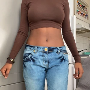 Low waisted jeans  - Super snygga byxor!!!!😍 som sitter super💯 står inte vilken storlek men jag brukar ha 34 och ibland 36 i byxor, är 160 cm lång. Utgår från 150kr!! Buda på!!! (Köparen står för frakt)💗