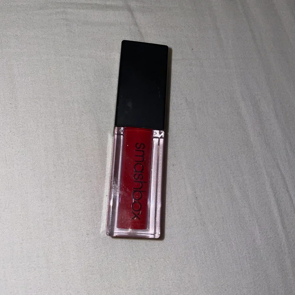 Jag säljer denna Smashbox always on liquid lipstick i färgen röd. Den är superfin och oanvänd. Säljer för 100kr+ frakt💞. Skönhet.