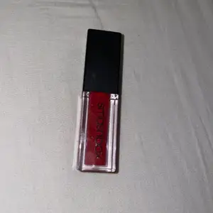 Jag säljer denna Smashbox always on liquid lipstick i färgen röd. Den är superfin och oanvänd. Säljer för 100kr+ frakt💞