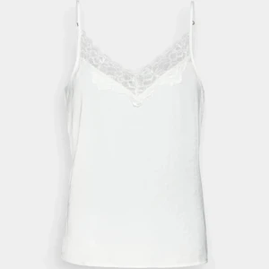 Vitt linne med spets - Säljer mitt helt oanvända vita spets linne då det inte riktigt är min stil. Är i storlek S men passar mig som är XS/XXS. Den passar många storlekar då banden går att ändra längd på. Köpt för 199kr på Lindex❤️