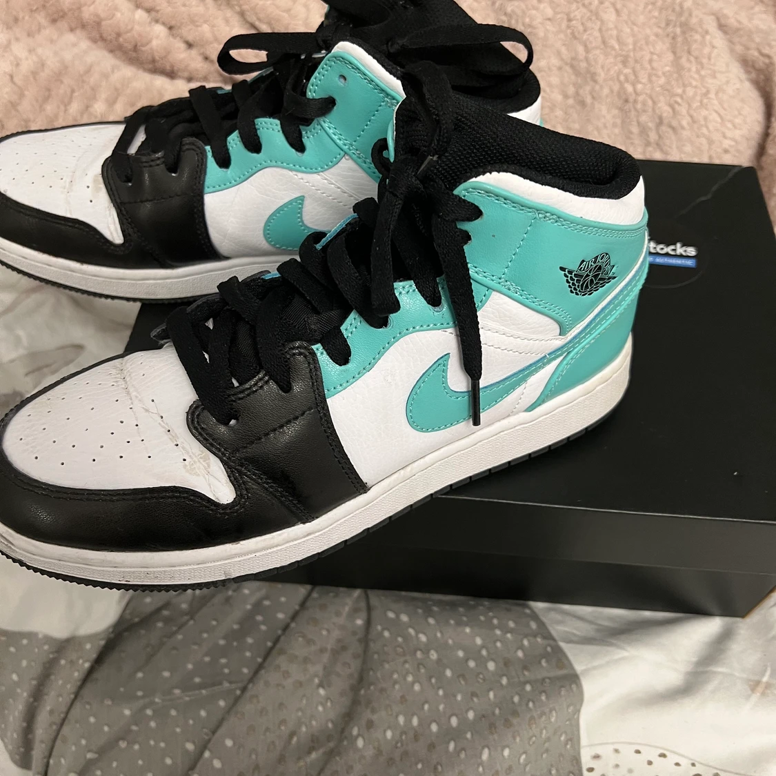 Jordans mid island blue