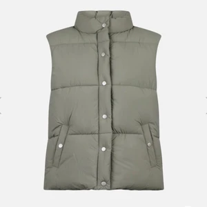 Olivgrön Väst - En olivgrön ”Frankie Puffer Waistcoat” från Neo Noir i storlek M, finns på Nelly.com ✨  Endast använd ett fåtal gånger (ca 5ggr) ✨  Säljs pga att den är för stor för mig✨  Nypris: 899kr ✨  För fler bilder och frågor så är det bara att meddela mig ✨  Första bilden är framtaget från Magasin’s hemsida