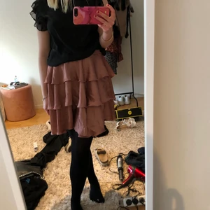 Rosa satin kjol - Supersöt kjol från nakd, behöver strykas men annars i nyskick ❤️