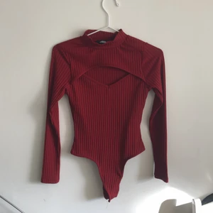Vinröd body  - Långärmad vinröd body som är öppen över bröstet från missguided. Bara testatd.