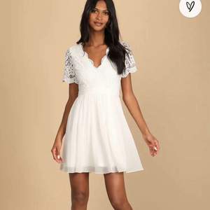 Säljer denna jättefina klänning från Lulus, som jag tänkte ha på studenten, men tyvärr har jag hittat en annan. Nypriset är 800 och den är i nyskick! Beställde den i både S och M, så båda storlekar finns att köpa! Sitter superbra i midjan och längden är lagom så att man lätt kan röra sig. Säljer flera vita klänningar just nu! 
