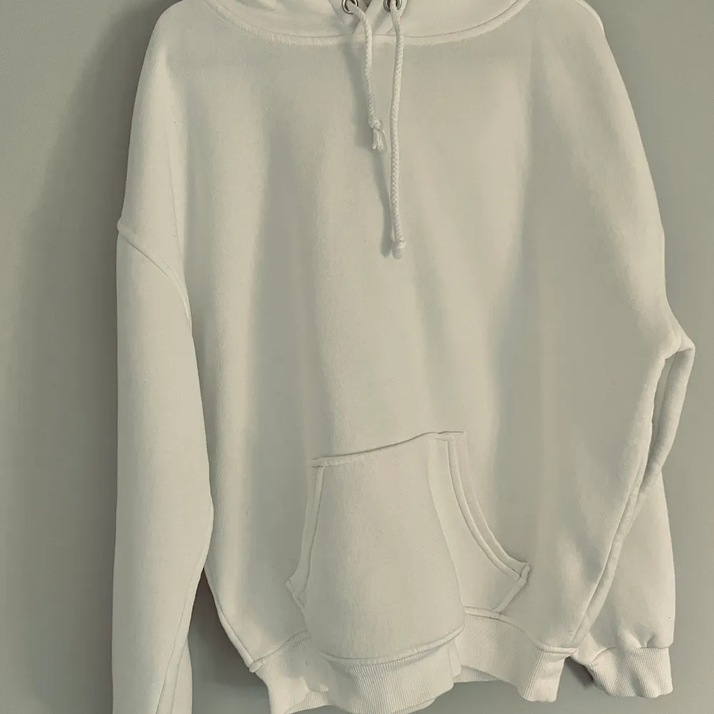 En oversized hoodie från bikbok i storlek xs, använd en del men i bra skick. Ny pris 299kr mitt pris 90kr. Hoodies.