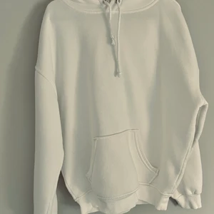 Oversized hoodie - En oversized hoodie från bikbok i storlek xs, använd en del men i bra skick. Ny pris 299kr mitt pris 90kr