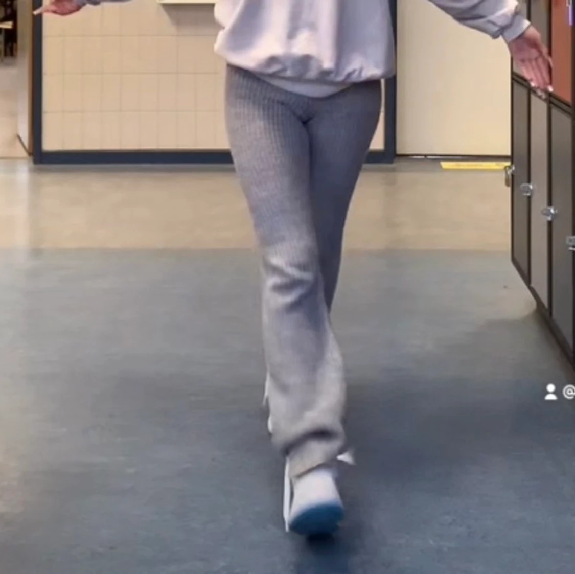 grå stickade byxor - 90