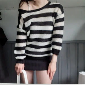 Randig tröja  - Randig stickad tröja❤Från HM, barnavdelningen egentligen(för flera år sedan o finns ej längre att köpa), men passar utmärkt på tex mig som brukar ha XS o S. Loose o skön passform, går lite längre på mig som ni ser(jag är 160). Fint skick!🌟Frakt: 66:- spårbart 