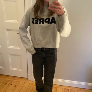 Sweatshirt med texten APRÉS - Snygg sweatshirt med najs detalj i storlek XL jag har normalt S-M. Tröjan är använd men i bra skick😊 skriv om du vill ha fler bilder. Köparen står för frakten och jag kan posta dagen efter 📦 💓