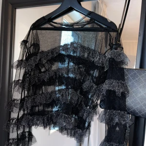 Glittrig tylltröja - Verkligen superfin glittrig tylltröja från Zara, kommer ej till användning och är i fint skick (använd typ 2 gånger), inga defekter🖤 Loose i passformen🥰 Snyggare att ha en svart tröja eller bralett under, men tog en vit tröja för att tröjan ska synas ordentligt på bilden!!