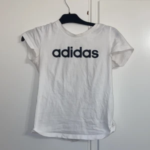 Adidas  - Säljer en adidas tröja för 150kr +me frakt 