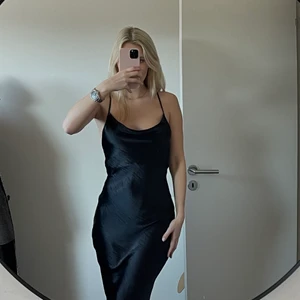 Svart klänning ”slipdress” stl S/M - Fin slipdress med snörning i ryggen 