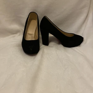 Klackar  -  Mocka klackar I storlek 35 använda ett fåtal gånger köpt på loppis. Säljer för 50 kr + frakt.