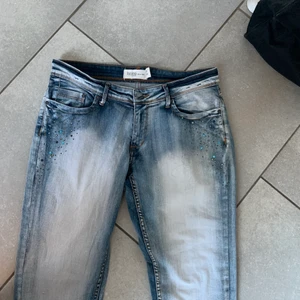 VINTAGE JEANS MED DIAMANTER - Skit snygga lågmidjade jeans med diamanter på sidorna som ger en y2k vibe!😩😍 Jeansen är i storlek 38 men är ganska små i storleken så passar bättre på en 34/36a🤍  Har du någon fråga eller vill se fler bilder är det bara att kontakta mig!💙