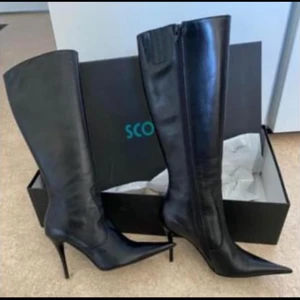 Italienska skinnstövlar från SCORETT - Oanvända skinnstövlar storlek 37 . Nypris 1600:-  Dom finns i Bromma 