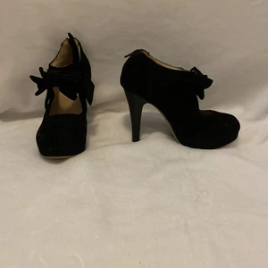 Mocka klackar - Mocka klackar i storlek 36. Köpte på en loppis och har aldrig fått användning för dem. Säljer för 50 kr + frakt