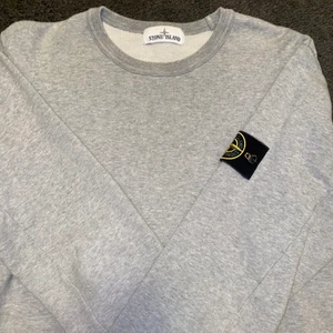 Stone Island grey sweatshirt - Säljer denna stone island sweatshirt, den är knappt använd och i väldigt bra skick. Vid fler frågor så är det bara att skriva!