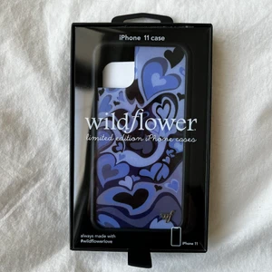 iPhone skal - FINNS ANNONSEN KVAR FINNS PLAGGET KVAR🌸 snyggt IPhone 11 skal från märket wildflower. Lite repigt men utöver de fint skick! Jätte bra kvalitet! Skriv privat för fler bilder! 