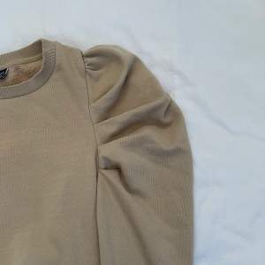 Sweatshirt från veromoda i fin beige färg och fina puffiga detsljer längst armen
