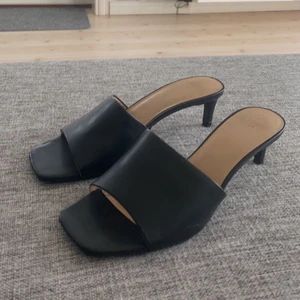 Svarta klackar - Säljer nu ett par svarta klackar på grund av att de är för små för mig. De är i väldigt fint skick!