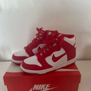 Jordan - Det är helt nya Jordan. Modell: Nike dunk high univesity red och är helt nya aldrig använta. Storlek: 38,5