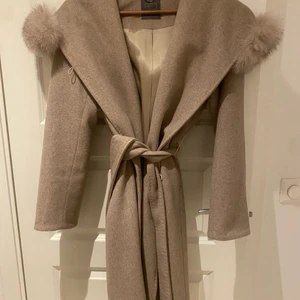 Beige kappa - Beige kappa med äkta päls, helt oanvänd 