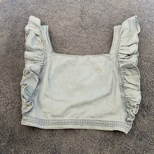 NA-KD topp - Topp från NA-KD i denim! Aldrig använd, prislappen sitter kvar! Stängs med kedja på sidan. Storlek S💕