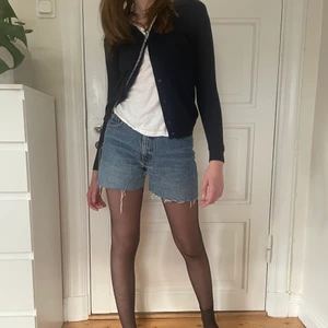 Levis shorts  - Säljer dessa assnygga levisshorts som kommer passa perfekt till våren/sommaren. Jag skulle säga att dem är en xs/s beroände på hur dem ska sitta! Det finns en slitning vid ljumsken, däremot inget man ser när dem är på! Budgivning gäller om många är intresserade! ✨🙌