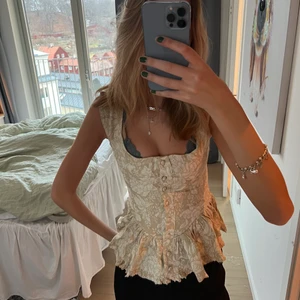 Tröja - Skulle bli till studentklänning men körde DIY och gjorde en vacker topp av det eftersom den var onaturligt kort i skrevet. Tyvärr är den för liten i bysten, så jag skulle rekommendera denna om du är lite mindre än mig på överkroppen (jag är S). OBS, jag klippte rätt ojämnt längst ned för att köparen själv ska få välja hur den vill ha plagget (skulle vara så fin som korsett). Jag har detaljer på plaggets mått för den som är intresserad + närbilder på min klippning längst ned. Originalpris 1900 kr