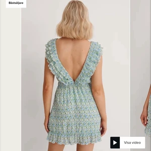 Volangklänning - Så fin volangkkänning med öppen rygg, perfek till sommaren! Endast använd två gånger så så gott som ny. Från na-kd, nypris 500