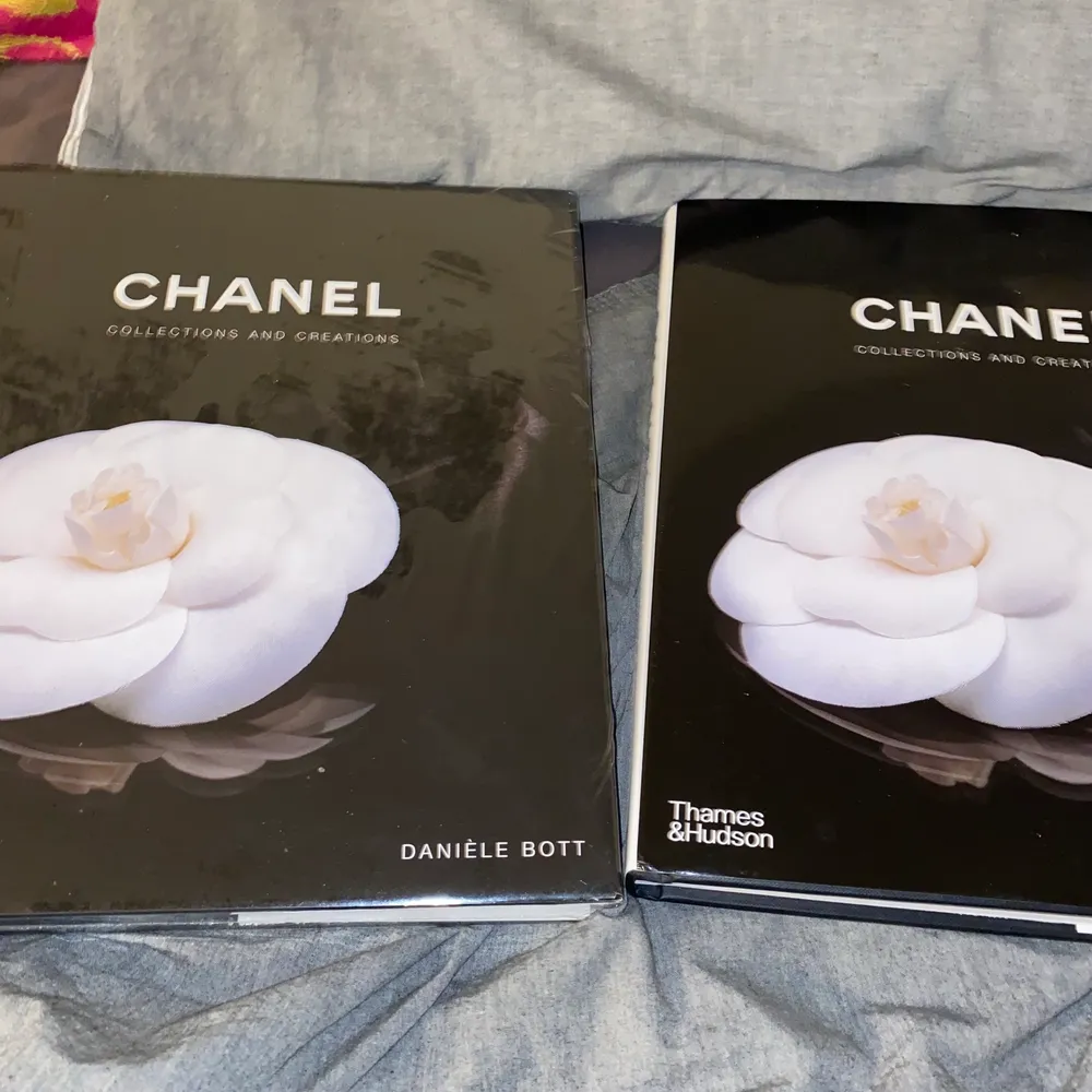 Säljer dessa Äkta Chanel böcker, den till vänster är inplastad och den till höger är inte inplastad men den är också ny. En för 500kr eller båda för 900kr (Dom är köpta för 599kr styck). Övrigt.